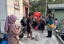 Patroli Napoleon Presisi Polsek Siantan Salurkan Air Bersih untuk Warga