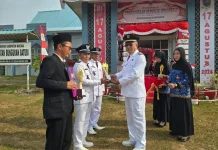 Bunguran Batubi Serahkan Piala Lomba Desa saat HUT RI