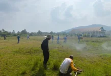 Gotong Royong Bersihkan Lokasi Perkemahan Pramuka