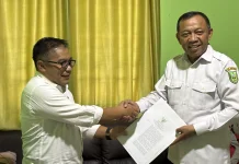 Pemkab Natuna Serahkan SK Penyesuaian Tarif Air