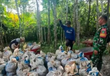Babinsa Tapau Bangun Komsos guna Deteksi Dini Perkembangan Wilayah Binaan