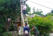 Babinsa Serasan Bantu Petugas PLN Perbaiki Jaringan Listrik