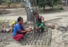 Babinsa Pulau Panjang Bantu Pekerja Pembangunan KDKMP