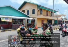 Jaga Kesehatan di tengah Kabut Asap, Koramil 03/Sedanau Bagikan Masker ke Warga