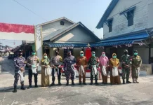 Koramil Serasan Bersama Puskesmas Membagikan Masker Kepada Warga