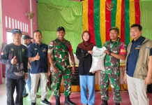 Babinsa Pulau Tiga Barat Dampingi Penyaluran Bantuan Pangan untuk 317 KPM