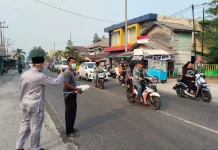 Waspadai Kabut Asap Kiriman, Kecamatan Bunguran Timur Bagikan Masker