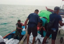 Babinsa Serasan Dampingi Penyaluran Beras di Dua Desa