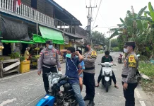 Polsek Serasan Bagikan Masker kepada Masyarakat