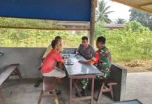 Pererat Silaturahmi , Babinsa Kelurahan Batu Hitam Lakukan Komsos