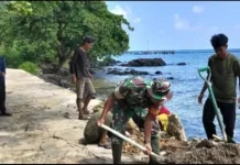Babinsa dan Warga Setumuk Gelar Goro Perbaiki Jalan Rusak