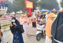 DWP Dishub Natuna Bagikan Masker kepada Warga di Pantai Piwa