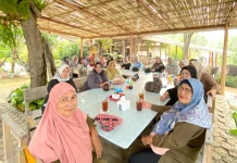 Pererat Silaturahmi, Ibu-Ibu Air Raya Serasan Gelar Arisan di Pendopo Lawas