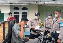Polsek Pulau Laut Bersama Puskesmas Bagikan Masker