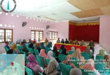 Warga Kadur Terima Bantuan Beras