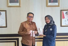 Wabup Natuna Borong Gantungan Kunci Karya Mahasiswi IAI Natuna