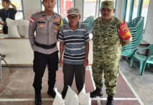 Babinsa Dampingi Penyaluran Bantuan Beras untuk 463 Warga Sedanau