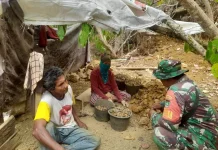 Gelar Komsos, Babinsa Tanjung Batang Sampaikan Imbauan Keselamatan