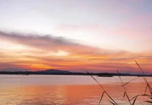 Seindah Lukisan, Sunset Warnai Langit dengan Semburat Jingga di Penagi
