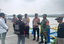 Babinsa Cek Ketersediaan Air Embung Pulau Laut