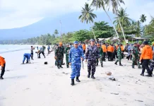 Danlanud RSA Pimpin Aksi Peduli Sampah di Pantai Tanjung