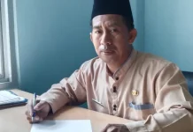 Pemerintah Kecamatan Suak Midai Bagikan 500 Masker di tengah Kabut Asap