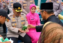 Kapolres Anambas Disambut Tradisi Tepung Tawar dan Pengalungan Kain Cual