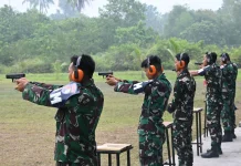 Jaga Kemampuan Prajurit, Danlanud RSA Natuna Ikuti Latihan Menembak