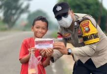Bhabinkamtibmas Bandarsyah Bagikan Masker kepada Anak-Anak