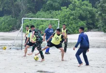 Personel Lanud RSA Bermain Sepakbola Pantai