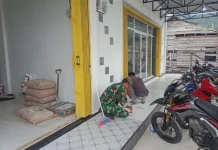 Wujud Nyata Kemanunggalan TNI dan Rakyat, Babinsa Serasan Bantu Warga Cat Rumah
