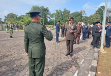 Personil TNI di Natuna Ziarah dan Tabur Bunga di Taman Makam Pahlawan