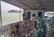 Babinsa Pulau Seluan Turun Tangan Bantu Perbaikan Rumah Warga