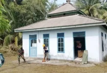 Babinsa Desa Pengadah Bantu Warga Bersihkan Surau