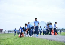 Personel Lanud RSA Olahraga Sambil Bersihkan Sampah Plastik