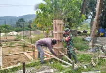 Babinsa Payak Kawal Pemasangan Tiang KDKMP Berjalan Lancar