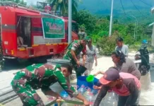 Babinsa Koramil 01/Ranai Bantu Salurkan Air Bersih ke Rumah Warga