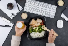 Bukan Sekadar Mengisi Perut, Ini Pentingnya Mindful Eating saat Makan Siang