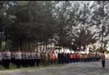 Gotong Royong Bersama TNI di Pantai Piwang