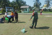 Babinsa Pulau Laut Gotong Royong Bersama Warga