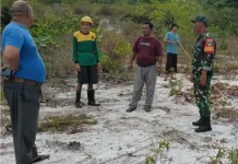 Babinsa Tanjung Perkuat Komunikasi Warga saat Pembangunan Lapangan Voli