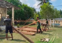 Babinsa Selemam Turun Tangan Bantu Warga Gotong Royong