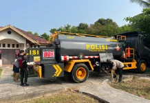Sat Samapta Polres Natuna Salurkan Air Bersih untuk SMK Kelautan dan Perikanan