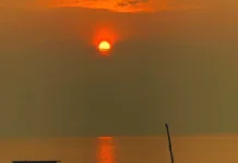 Matahari Terbit Warnai Langit Pantai Natuna dengan Pesona Keemasan