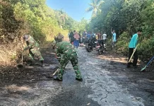 Babinsa Koramil Sedanau Bersama Warga Goro Bersihkan Jalan Panglima Hujan