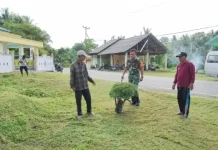 Perkuat Kebersamaan, Babinsa Kelurahan Batu Hitam Goro Bersama Warga