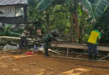 Babinsa Serasan Turun Langsung Bantu Pekerja Kopdes