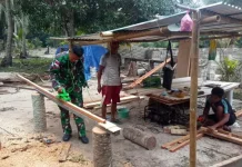 Babinsa Pulau Panjang Turun Tangan Bantu Pekerja Koperasi Desa
