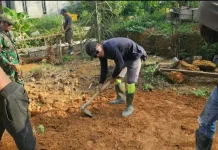 Wujud Kepedulian, Babinsa Dampingi Pembangunan Kopdes di Tanjung Seletung