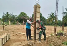 Babinsa Sertu Chaniago Pantau Pekerjaan Pembangunan KDKMP di Payak
